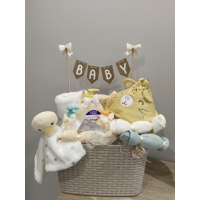 Cesta personalizada con doudou, productos Nenuco y manta para bebé