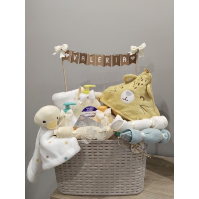 Cesta personalizada con doudou, productos Nenuco y manta para bebé