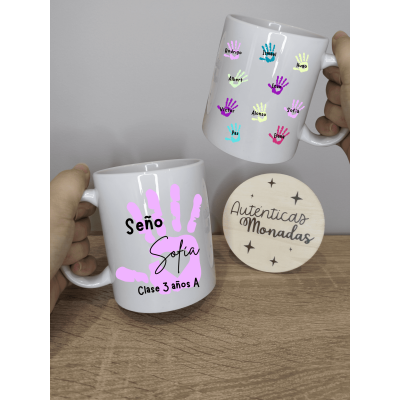 Taza Personalizada para Profesores Fin de Curso – Diseño Manos y Nombres de los Alumnos