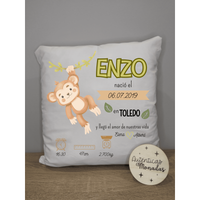 Cojín natalicio personalizado diseño mono con nombre y datos de nacimiento de bebé