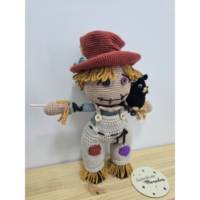 Espantapájaros y Cuervo de Crochet Hechos a Mano – Decoración de Halloween Artesanal (30 cm)