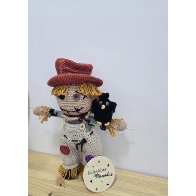 Espantapájaros y Cuervo de Crochet Hechos a Mano – Decoración de Halloween Artesanal (30 cm)