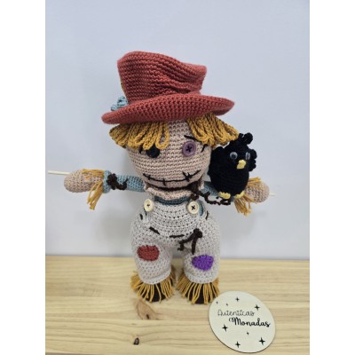 Espantapájaros y Cuervo de Crochet Hechos a Mano – Decoración de Halloween Artesanal (30 cm)