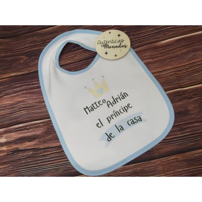 Pack Regalo Recién Nacido Niño Personalizado – “El Príncipe de la Casa” con Body, Babero, Gorro y Sonajero de Crochet León