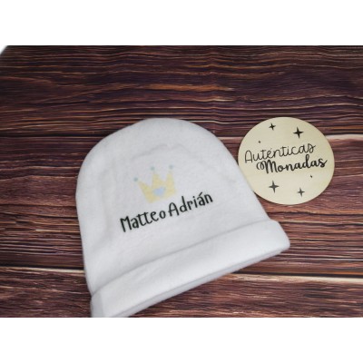 Pack Regalo Recién Nacido Niño Personalizado – “El Príncipe de la Casa” con Body, Babero, Gorro y Sonajero de Crochet León