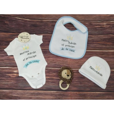 Pack Regalo Recién Nacido Niño Personalizado – “El Príncipe de la Casa” con Body, Babero, Gorro y Sonajero de Crochet León
