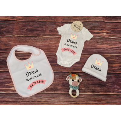 Pack Regalo Recién Nacida Niña Personalizado – “La Princesa de la Casa” con Body, Babero, Gorro y Sonajero de Crochet Vaquita