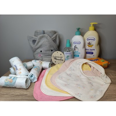 Cesta personalizada Banderines con productos Nenuco o Mustela y pañales Dodot para bebé