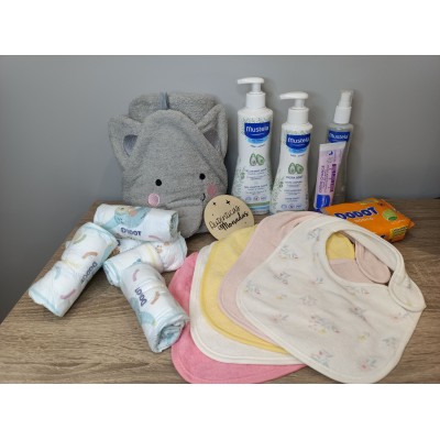 Cesta personalizada Banderines con productos Nenuco o Mustela y pañales Dodot para bebé