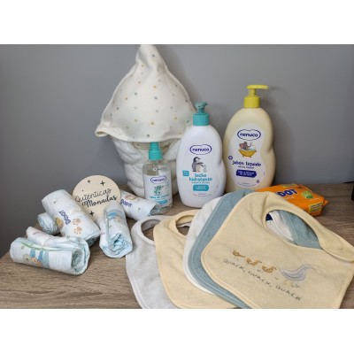 Cesta personalizada Banderines con productos Nenuco o Mustela y pañales Dodot para bebé