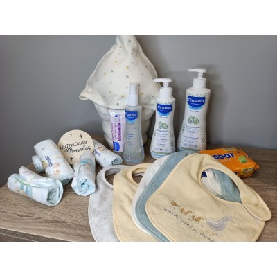 Cesta personalizada Banderines con productos Nenuco o Mustela y pañales Dodot para bebé