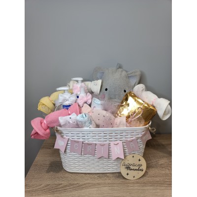 Cesta personalizada Banderines con productos Nenuco o Mustela y pañales Dodot para bebé