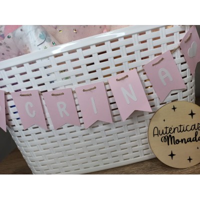 Cesta personalizada Banderines con productos Nenuco o Mustela y pañales Dodot para bebé