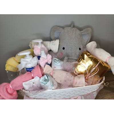 Cesta personalizada Banderines con productos Nenuco o Mustela y pañales Dodot para bebé
