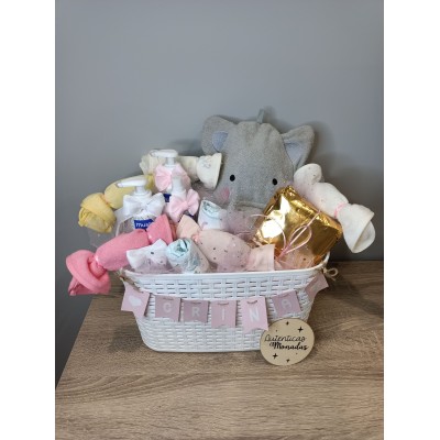 Cesta personalizada Banderines con productos Nenuco o Mustela y pañales Dodot para bebé