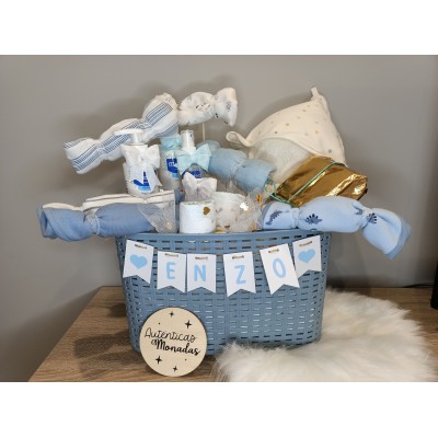 Cesta personalizada Banderines con productos Nenuco o Mustela y pañales Dodot para bebé