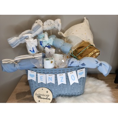 Cesta personalizada Banderines con productos Nenuco o Mustela y pañales Dodot para bebé