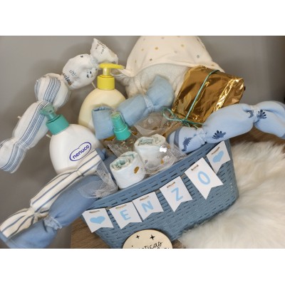 Cesta personalizada Banderines con productos Nenuco o Mustela y pañales Dodot para bebé