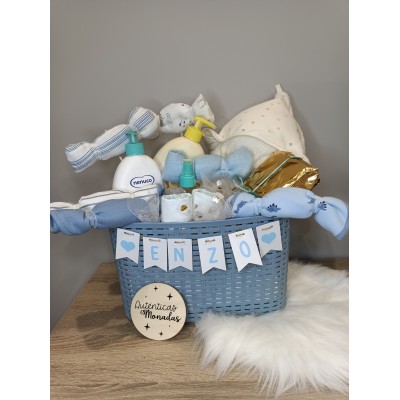 Cesta personalizada Banderines con productos Nenuco o Mustela y pañales Dodot para bebé