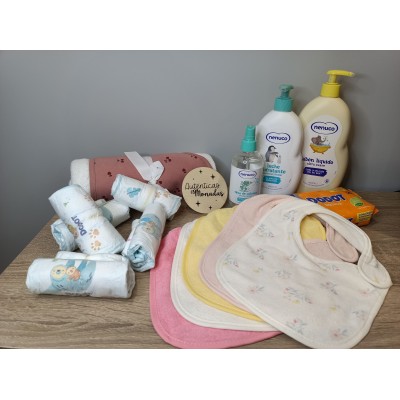 Cesta Personalizada “Tendedero Mediana” | Regalo de Nacimiento con Productos Nenuco o Mustela y Calcetines Personalizados