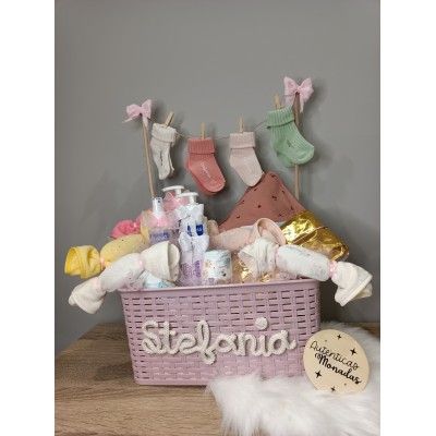 Cesta Personalizada “Tendedero Mediana” | Regalo de Nacimiento con Productos Nenuco o Mustela y Calcetines Personalizados