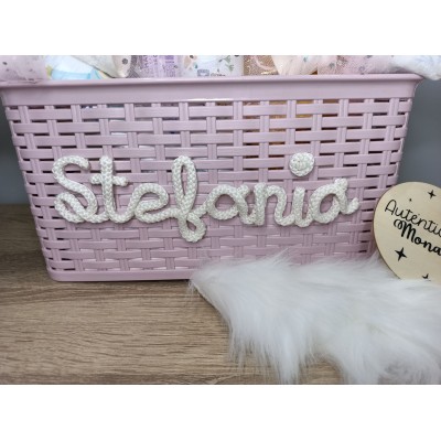 Cesta Personalizada “Tendedero Mediana” | Regalo de Nacimiento con Productos Nenuco o Mustela y Calcetines Personalizados