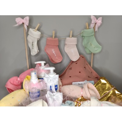 Cesta Personalizada “Tendedero Mediana” | Regalo de Nacimiento con Productos Nenuco o Mustela y Calcetines Personalizados