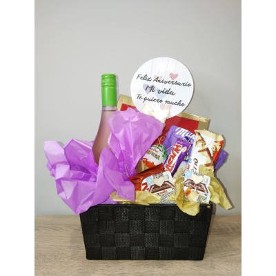 Cesta de Regalo Personalizada con Vino Rosado Frizzante y Bombones Nestlé