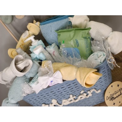 Cesta personalizada Tendedero Maxi con productos Nenuco o Mustela y calcetines personalizados para bebé