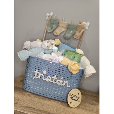 Cesta personalizada Tendedero Maxi con productos Nenuco o Mustela y calcetines personalizados para bebé