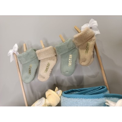 Cesta personalizada Tendedero Maxi con productos Nenuco o Mustela y calcetines personalizados para bebé