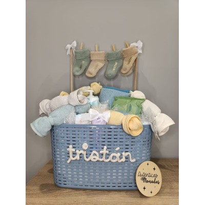 Cesta personalizada Tendedero Maxi con productos Nenuco o Mustela y calcetines personalizados para bebé