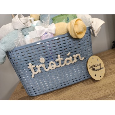 Cesta personalizada Tendedero Maxi con productos Nenuco o Mustela y calcetines personalizados para bebé