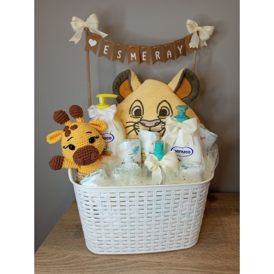 Cesta personalizada banderines para bebé con productos Nenuco y muñeco amigurumi hecho a mano