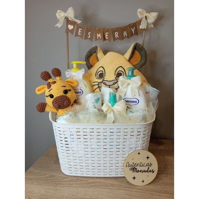 Cesta personalizada banderines para bebé con productos Nenuco y muñeco amigurumi hecho a mano