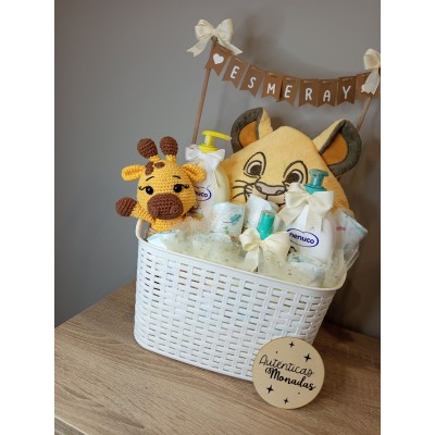 Cesta personalizada banderines para bebé con productos Nenuco y muñeco amigurumi hecho a mano