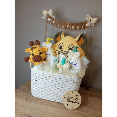 Cesta personalizada banderines para bebé con productos Nenuco y muñeco amigurumi hecho a mano