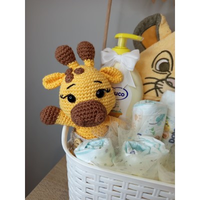 Cesta personalizada banderines para bebé con productos Nenuco y muñeco amigurumi hecho a mano