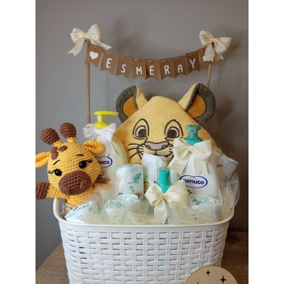 Cesta personalizada banderines para bebé con productos Nenuco y muñeco amigurumi hecho a mano