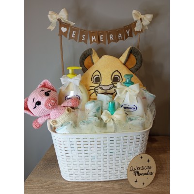 Cesta personalizada banderines para bebé con productos Nenuco y muñeco amigurumi hecho a mano
