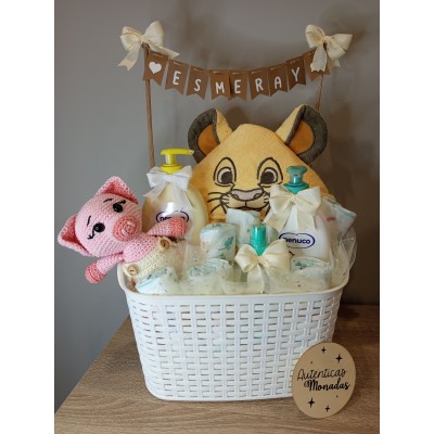 Cesta personalizada banderines para bebé con productos Nenuco y muñeco amigurumi hecho a mano