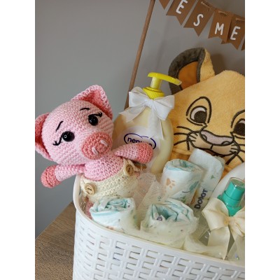 Cesta personalizada banderines para bebé con productos Nenuco y muñeco amigurumi hecho a mano