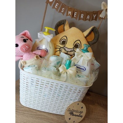 Cesta personalizada banderines para bebé con productos Nenuco y muñeco amigurumi hecho a mano