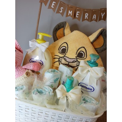 Cesta personalizada banderines para bebé con productos Nenuco y muñeco amigurumi hecho a mano