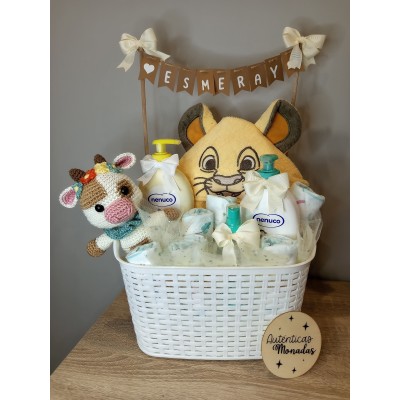Cesta personalizada banderines para bebé con productos Nenuco y muñeco amigurumi hecho a mano