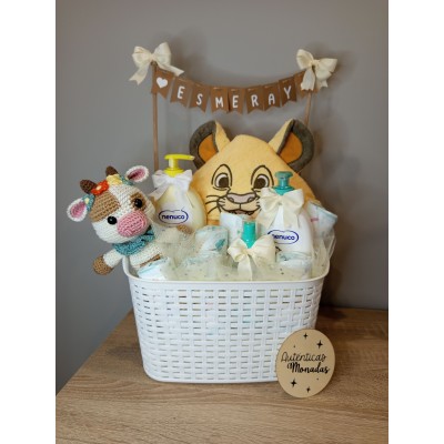 Cesta personalizada banderines para bebé con productos Nenuco y muñeco amigurumi hecho a mano