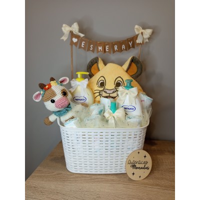 Cesta personalizada banderines para bebé con productos Nenuco y muñeco amigurumi hecho a mano