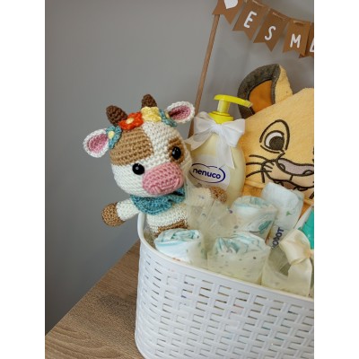 Cesta personalizada banderines para bebé con productos Nenuco y muñeco amigurumi hecho a mano