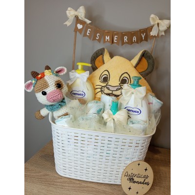 Cesta personalizada banderines para bebé con productos Nenuco y muñeco amigurumi hecho a mano