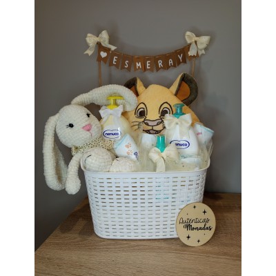 Cesta personalizada banderines para bebé con productos Nenuco y muñeco amigurumi hecho a mano